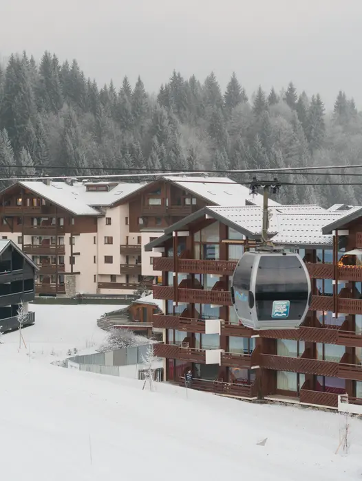 Vue de la station Morillon Les Esserts sous la neige. La télécabine en premier plan