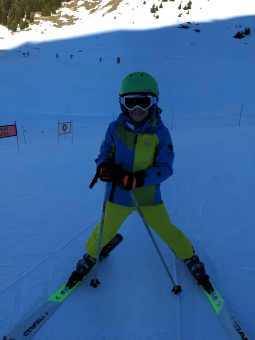 Camil tout équipé sur les pistes prêt à glisser toute la journée
