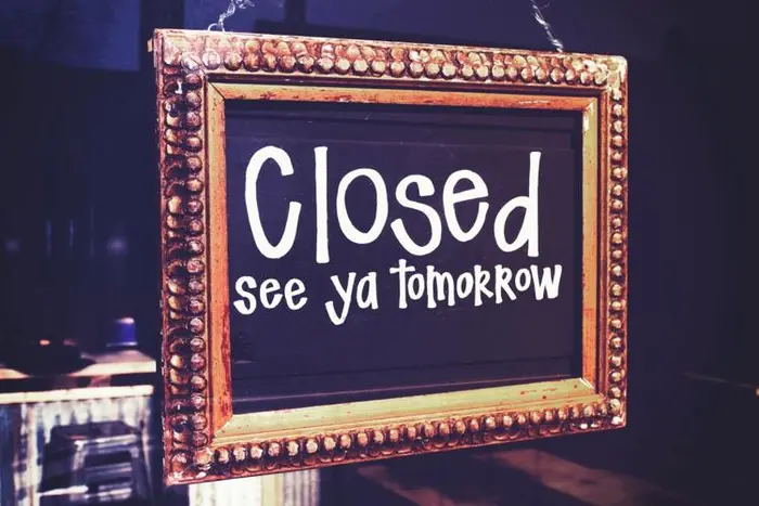 Pancarte Closed sur une porte