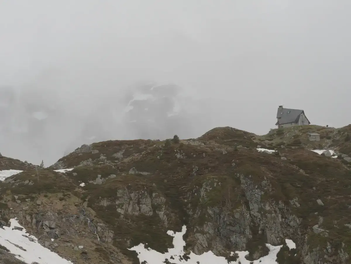 en proche du lac, le refuge semble posé sur le rocher