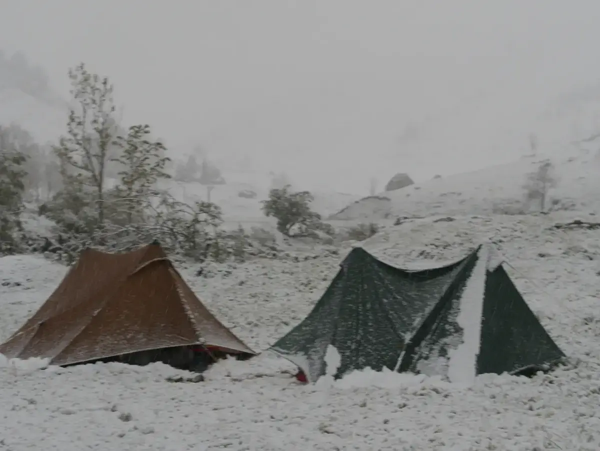5 cm de neige sur les tentes au réveil