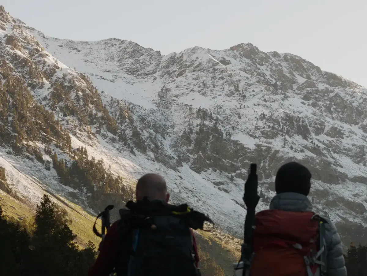 La neige du matin avec le soleil rasant